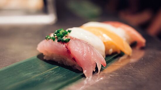 Frische Fischgerichte sind eine Quelle für Proteine ​​und Fettsäuren in der japanischen Ernährung
