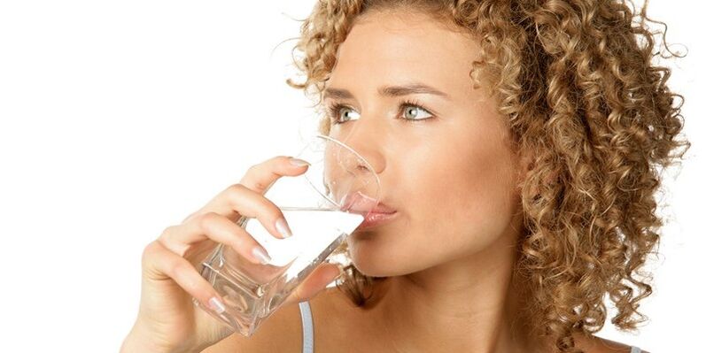Bei einer Trinkdiät müssen Sie 1, 5 Liter gereinigtes Wasser sowie andere Flüssigkeiten zu sich nehmen