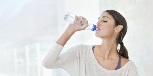 Um schnell abzunehmen, müssen Sie mindestens 2 Liter Wasser pro Tag trinken. 
