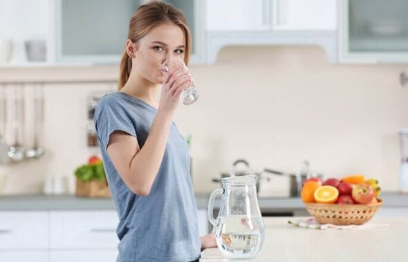 Trinken Sie vor den Mahlzeiten Wasser, um bei einer faulen Diät Gewicht zu verlieren
