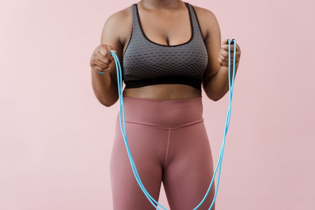 Seilspringen ist ein Cardio-Training, mit dem Sie im Bauchbereich Gewicht verlieren können