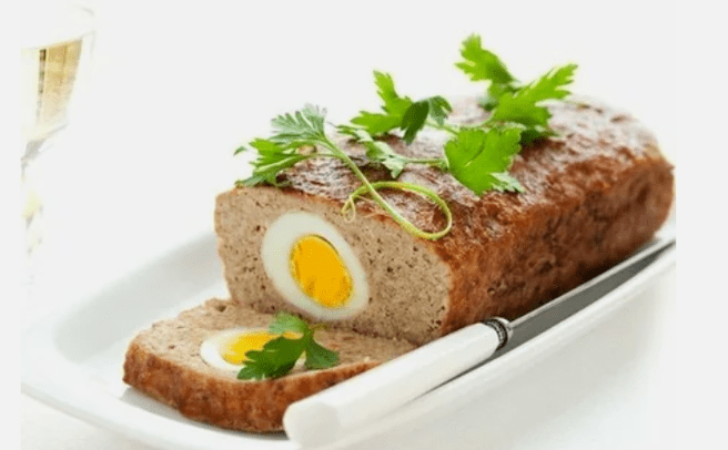 Fleischrolle mit einem Ei auf der Ducan -Diät