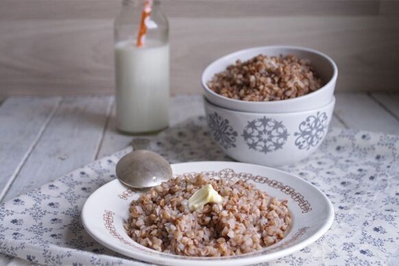 Buchweizenbrei mit Butter
